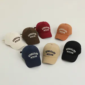 Détails de casquettes de baseball pour enfants en sept couleurs avec texte brodé