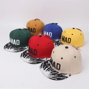 Collection casquettes hip-hop MAD avec broderie et visières à texture éclaboussures