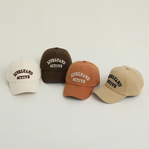 Broderie détaillée du texte sur diverses couleurs de casquettes de baseball en coton pour enfants