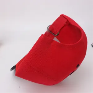Vue arrière d'une casquette rouge montrant la sangle réglable et la boucle métallique