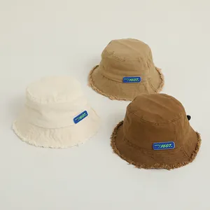 Chapeaux bob rétro en toile pour enfants en beige, kaki et marron foncé usé