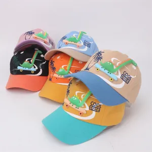 Dettaglio di cappellini da baseball per bambini con patch 3D a forma di dinosauro