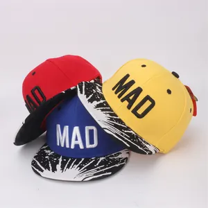 Casquettes snapback enfant avec broderie MAD et visière colorée style street art urbain