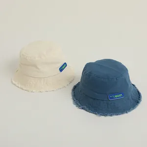 Chapeau bob enfant en velours côtelé avec bords effilochés et écusson 1607 bleu