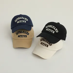 Broderie détaillée sur des casquettes de baseball pour enfants en bleu, kaki, noir et beige