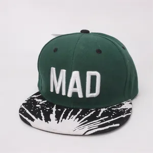 Détail de la casquette vert foncé avec broderie MAD 3D et visière à motifs noir et blanc
