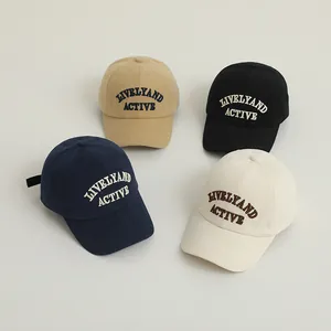 Casquettes de baseball en coton pour enfants avec broderie en quatre couleurs