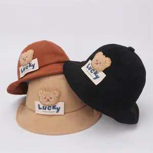 Tre cappelli da pescatore in velluto a coste per bambini con orsetti in marrone e nero