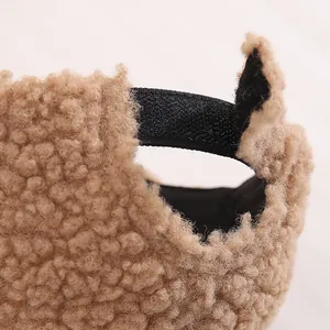Detail des Klettverschlusses an der flauschigen Teddy-Fleece-Baseballkappe für Kinder