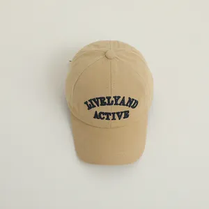 Vue détaillée de dessus de la casquette enfant en toile kaki avec broderie bleu marine