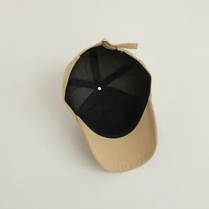 Détail de l'intérieur de la casquette en coton kaki avec bandeau et boucle métallique