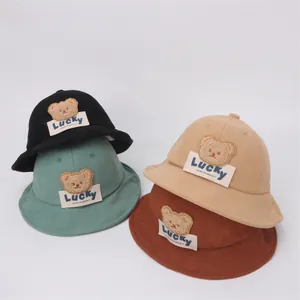 Dettaglio di quattro cappelli in velluto per neonati con orsetto 3D e Lucky