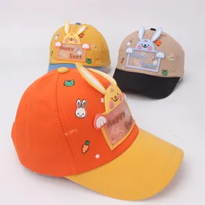 Tre cappellini da baseball per bambini con simpatici coniglietti 3D in colori vivaci