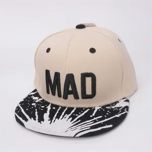 Détail de la broderie MAD sur casquette snapback enfant avec visière à motifs