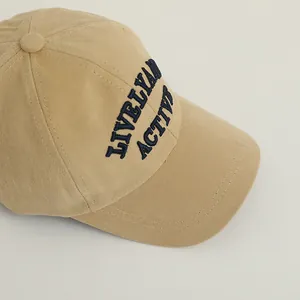 Détail de la casquette de baseball en coton kaki avec broderie bleue 'LIVELY AND ACTIVE'