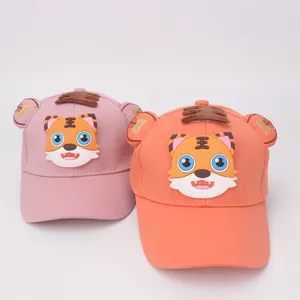 Dettaglio cappellini da baseball per bambini rosa e arancio con tigri 3D