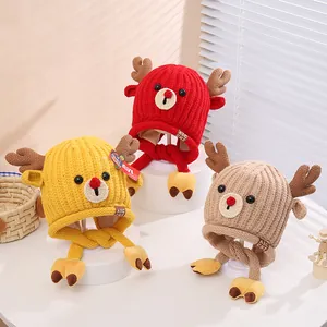Détail de bonnets en tricot pour enfants avec bois de renne et protège-oreilles colorés
