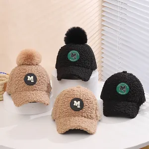 Detaillierte Nahaufnahme der Teddy-Fleece-Textur und Stickereien auf Wintermützen