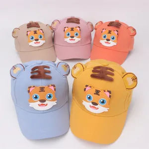 Dettaglio di cinque cappellini da baseball colorati per bambini con patch tigre 3D e ricami