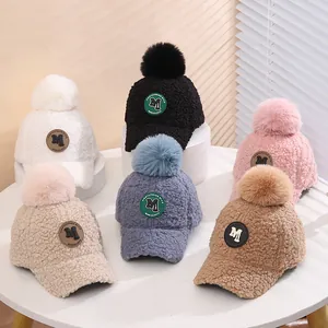 Plüsch-Baseballkappen für Kinder mit Bommel und M-Buchstaben-Aufnäher in sechs Farben