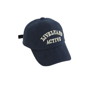 Casquette de baseball enfant bleu marine classique avec broderie ivoire sur fond blanc