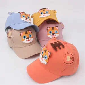 Dettaglio dei cappellini da baseball per bambini con tigre in cinque colori e orecchie 3D