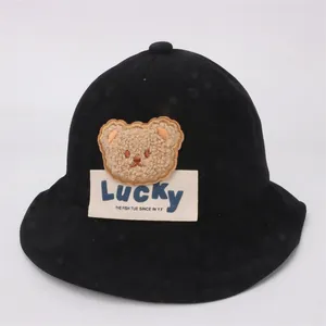 Dettaglio cappello pescatore nero in velluto per bimbi con orsetto e patch Lucky