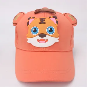 Dettaglio cappellino arancione per bambini con tigre 3D e ricamo di carattere cinese