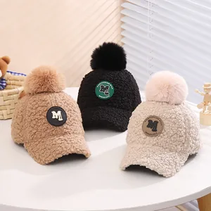 Winter-Plüsch-Baseballkappen für Kinder mit Kunstpelz-Bommel und M-Aufnäher