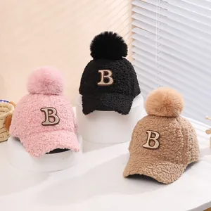 Plüsch Wintermützen für Kinder mit Bommel und Buchstaben-Patch B in verschiedenen Farben