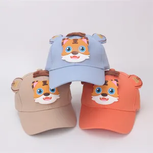 Dettaglio di tre cappellini da baseball per bambini con orecchie di tigre 3D ricamate