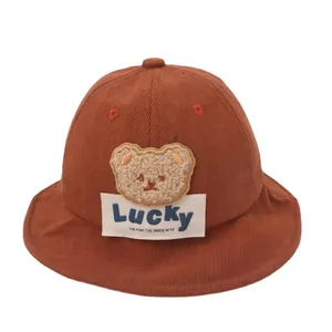 Cappello pescatore in velluto a coste arancione per bambini con orsetto Lucky