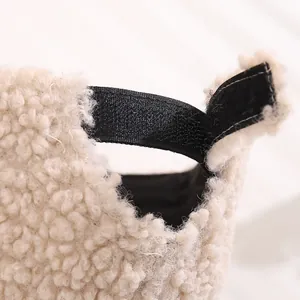 Makroansicht des verstellbaren Klettverschlusses der Plüsch-Kinder-Basecap
