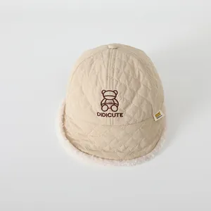 Dettaglio cappellino neonato beige trapuntato con ricamo orsetto e fodera in sherpa