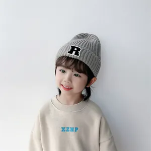 Kinder Strickmütze in Grau mit R-Patch und beiges Sweatshirt-Set für den Herbst