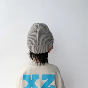 Rückansicht einer grauen Kinder-Strickmütze kombiniert mit einem lässigen Sweatshirt