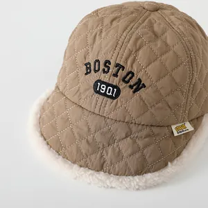 Dettaglio cappello trapuntato kaki per bambini con bordo in pile e ricamo BOSTON