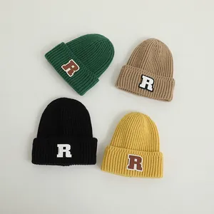Gestrickte Beanie-Mützen für Kinder mit R-Buchstaben-Stickerei in vier Farben