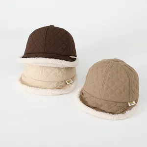 Cappelli invernali trapuntati con fodera in pile e dettagli in pelliccia sintetica