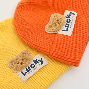Berretti in maglia neon per bambini con graziose toppe a forma di orso Lucky