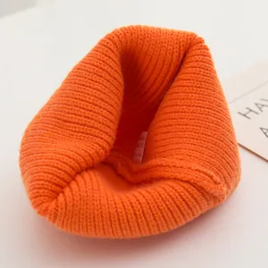 Macro del berretto in maglia a coste arancione che mostra la trama e l'etichetta interna