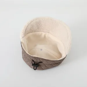 Dettaglio del cappello invernale con fodera in pile e coulisse posteriore regolabile