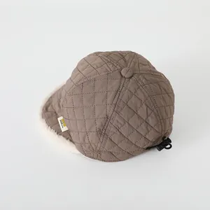 Dettaglio cappello invernale trapuntato marrone con fodera sherpa e laccio regolabile