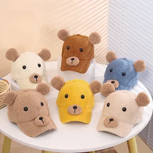 Dettaglio di cappellini in pile con orecchie di orsetto per bambini colorati