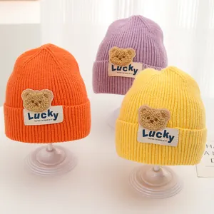 Berretto in Maglia Invernale per Bambini in Poliestere a Costine Con Simpatica Toppa a Orsetto Etichetta Lucky per Ragazzi Ragazze