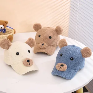 Tre cappellini invernali per bambini in pile con orecchie da orso 3D e facce di animali