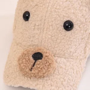 Cappellino invernale a forma di orsetto per bambini in morbido pile beige