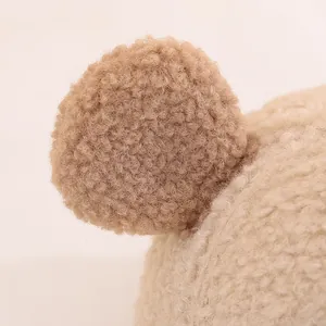 Dettaglio della spessa texture in pile sherpa e dell'orecchio di orso sul cappello
