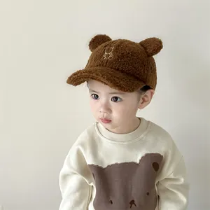 Dettaglio del cappellino sherpa invernale bimbo con orecchie d'orso e felpa con motivo orso