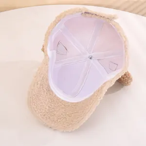 Dettaglio cappello in pile per bambini con fodera viola e cinturino regolabile